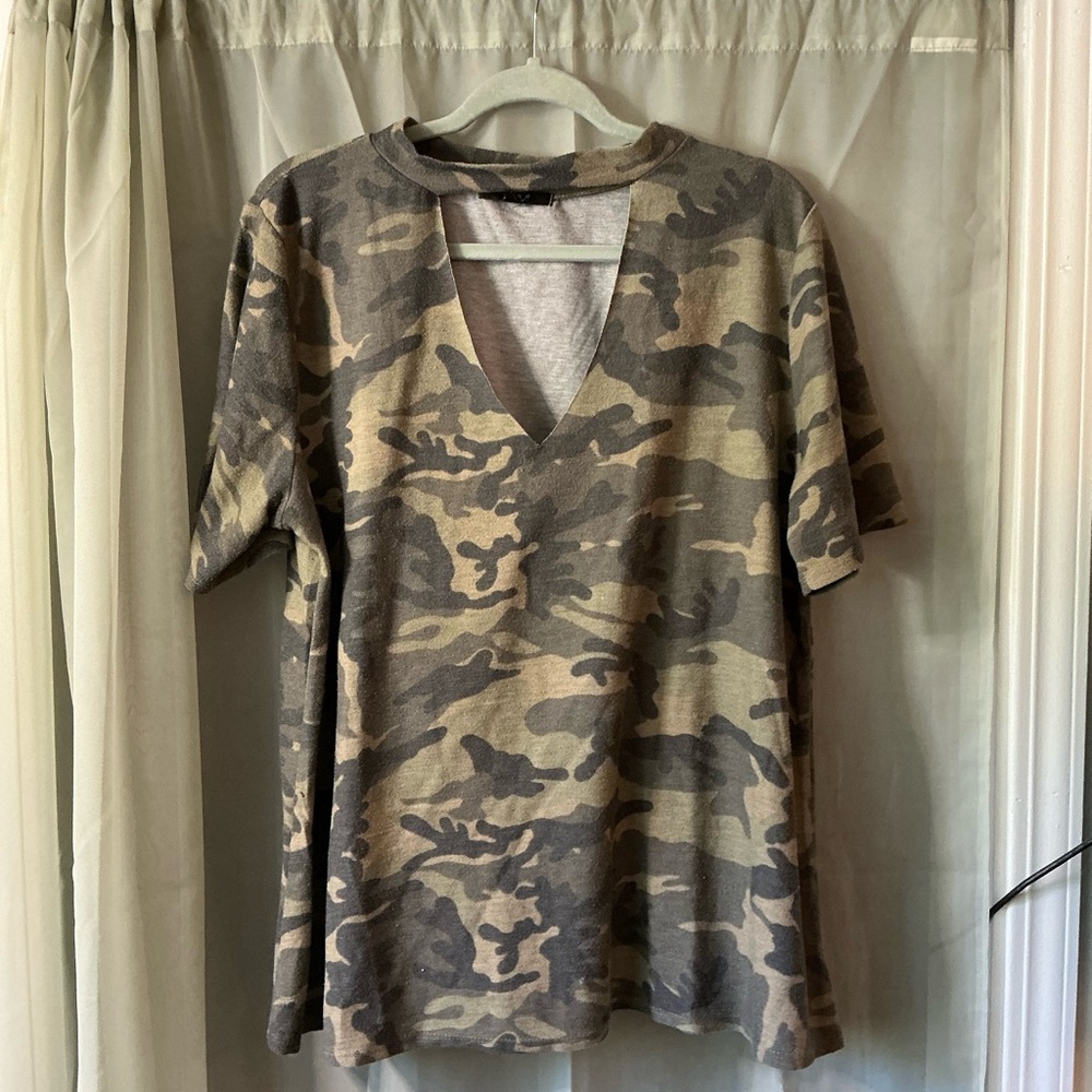 Camouflage V-Neck T-Shirt size large